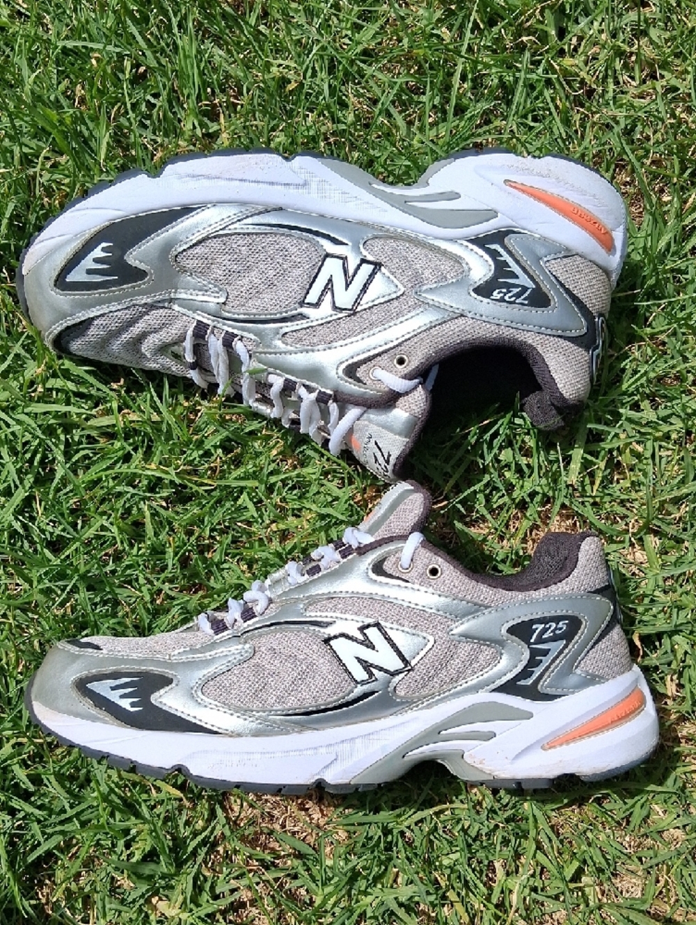 New Balance Silver and Gray 725 Running Sneakers - Picture 2 of 7